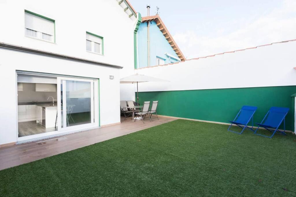 Chalet En La Cuidad- Con Jardin Y Barbacoa Χιχόν Εξωτερικό φωτογραφία